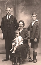 Pierre et Marcelle Dubost avec leurs enfants : Jean, l'aîné et Noël sur les genoux de sa maman.