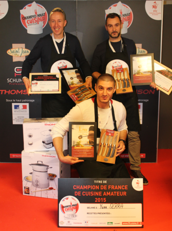Finale championnat de France de Cuisine Amateur 5 et 6 décembre 2015, Paris, les lauréats reçoivent en cadeau le coffret de 4 couteaux Christian Etchebest par Jean Dubost