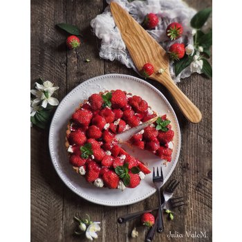 Déguster une tarte aux fraises, pelle à tarte bois d'olivier Jean Dubost, France