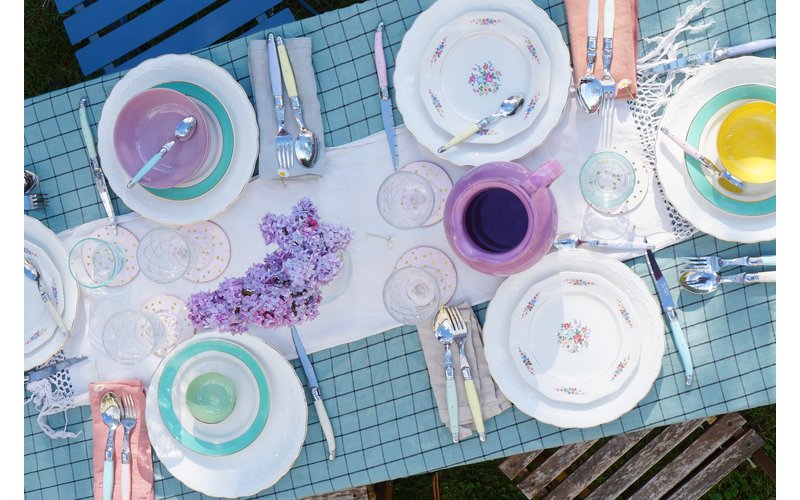 Ménagère Laguiole coloris pastel - Ensemble à table